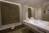  Premium bathroom with bath 